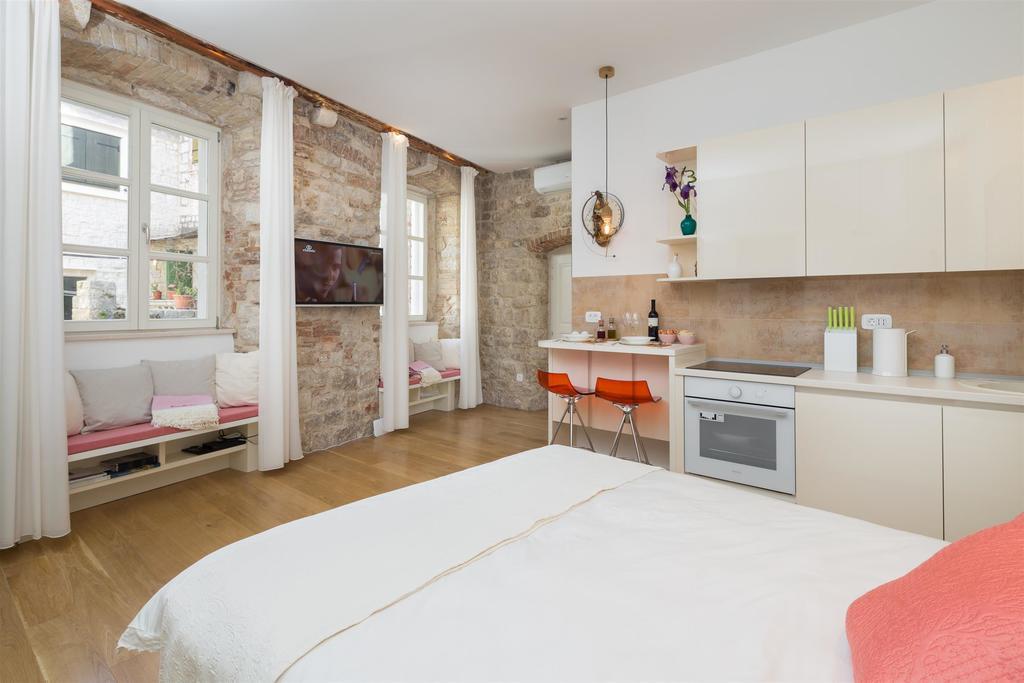 That Place Studio Apartment Trogir Bagian luar foto